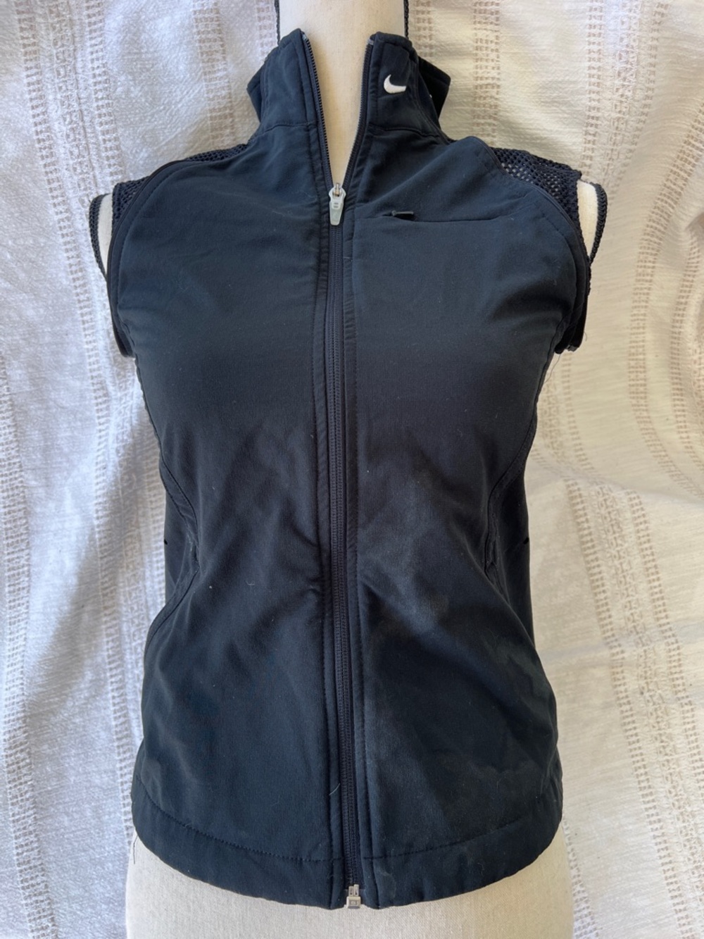 Nike Women’s Black Sleeveless Zip-Front Athletic Vest